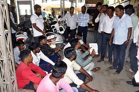 ನಗರಸಭೆಯ ಎದುರು ಅಶೋಕ ಬಡಾವಣೆಯ ನಿವಾಸಿ ಪ್ರತಿಭಟನೆ