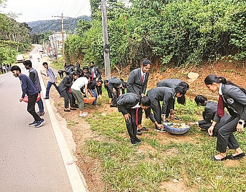 ರಾಜಪೇಟೆ-ಗೋಣಿಕೊಪ್ಪ ಸಂಪರ್ಕ ಕಲ್ಪಿಸುವ ರಾಜ್ಯ ಹೆದ್ದಾರಿಯಲ್ಲಿ ದ್ಯಾರ್ಥಿಗಳು ಸ್ವಚ್ಛತಾ ಕಾರ್ಯ ನಡೆಸಿದರು.