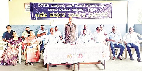 ನಾಪೋಕ್ಲು ನಾಡ್ ಕೊಡವ ಸೌಹಾರ್ದ ಪತ್ತಿನ ಸಹಕಾರಿ ಸಂಘದ ಸಭೆಯಲ್ಲಿ ಅಪ್ಪಾರಂಡ ಎಸ್.ಸುಧೀರ್ ಅಯ್ಯಪ್ಪ ಮಾತನಾಡಿದರು.