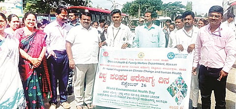ಚನ್ನರಾಯಪಟ್ಟಣದ ಸಾರ್ವಜನಿಕ ಆಸ್ಪತ್ರೆ ವೃತ್ತದಲ್ಲಿ ರಚಿಸಲಾಗಿದ್ದ ಮಾನವ ಸರಪಳಿಯಲ್ಲಿ ಶಾಸಕ ಸಿ.ಎನ್.ಬಾಲಕೃಷ್ಣ ಭಾಗವಹಿಸಿದ್ದರು. ಡಾ. ನಾಗಪ್ಪ,  ರಾಜೇಶ್ ಕುಲಕರ್ಣಿ, ಅನಿತಾ, ಶಿವಲಿಂಗಯ್ಯ, ವಿಶಾಲಾಕ್ಷಿ ಇದ್ದರು.