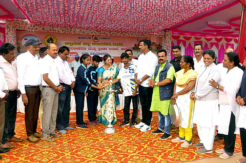 ಮೊಬೈಲ್ ಬಿಟ್ಟು ಕ್ರೀಡೆಯಲ್ಲಿ ತೊಡಗಿಸಿಕೊಳ್ಳಿ:ಜಿಪಂ ಸಿಇಒ ಡಾ.ಬಿ.ಆರ್. ಪೂರ್ಣಿಮಾ