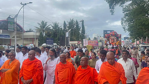 ಸುವರ್ಣ ಸಂಪೂರ್ತಿ ಮಹೋತ್ಸವ ಅಂಗವಾಗಿ ನಗರದಲ್ಲಿ ಅದ್ದೂರಿ ಮೆರವಣಿಗೆ
