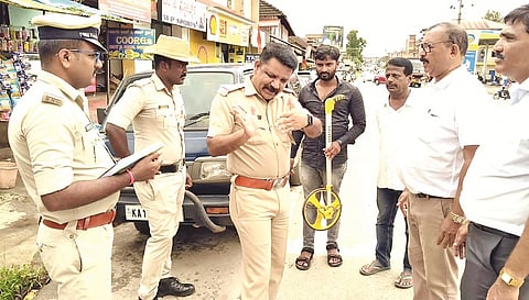 ಗೋಣಿಕೊಪ್ಪ ನಗರದಲ್ಲಿ ಪೊಲೀಸರು ಮಾರ್ಕಿಂಗ್ ಸರ್ವೇ ಕಾರ್ಯಕ್ಕೆ ಮುಂದಾಗಿರುವುದು.