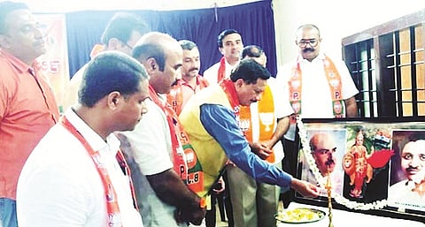 ಹರಿಶ್ಚಂದ್ರಪುರ ಕೃಷಿ ಉತ್ಪನ್ನ ಮಾರುಕಟ್ಟೆ ಸಮಿತಿ ಸಭಾಂಗಣದಲ್ಲಿ ಆಯೋಜಿಸಿದ್ದ ಬಿಜೆಪಿ ‘ಸದಸ್ಯತ್ವ ಅಭಿಯಾನ’ ಕಾರ್ಯಾಗಾರವನ್ನು ಮಾಜಿ ಶಾಸಕ ಕೆ.ಜಿ ಬೋಪಯ್ಯ ಉದ್ಘಾಟಿಸಿದರು. ಸುಜಾ ಕುಶಾಲಪ್ಪ, ಸುವಿನ್ ಗಣಪತಿ, ರಾಬಿನ್ ದೇವಯ್ಯ, ಎಂ.ಎಂ.ರವೀಂದ್ರ, ನೆಲ್ಲೀರ ಚಲನ್ ಕುಮಾರ್, ಗುಮ್ಮಟೀರ ಕಿಲನ್ ಗಣಪತಿ, ಕುಂಞಂಗಡ ಅರುಣ್ ಭೀಮಯ್ಯ ಇದ್ದರು.
