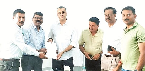 ಪದವಿ ಪೂರ್ವ ಅನುದಾನಿತ ನೌಕರರ ಸಂಘದ ಜಿಲ್ಲಾ ಪದಾಧಿಕಾರಿಗಳು ಶಾಸಕ ಪೊನ್ನಣ್ಣ ಅವರಿಗೆ  ಮನವಿ ಸಲ್ಲಿಸಿದರು.  ಸಿದ್ದರಾಜು, ಹೇಮಂತ್ ಕುಮಾರ್, ಮಂದಪ್ಪ, ಡಾ.ಹೇಮಂತ್ ಕುಮಾರ್, ಚಂದ್ರಮೌಳಿ ಇದ್ದರು.

