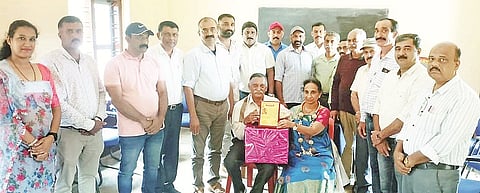 ಸೇವೆಯಿಂದ ನಿವೃತ್ತಿ ಹೊಂದಿದ ಎಂ.ಎ ಕಾವೇರಿಯಮ್ಮ ಅವರನ್ನು ಶನಿವಾರ ಬೀಳ್ಕೊಡಲಾಯಿತು. ಎ.ಕೆ.ಮನುಮುತ್ತಪ್ಪ, ಮುಕ್ಕಾಟಿರ ಸುತನ್ ಸುಬ್ಬಯ್ಯ, ಚಂಗೇಟೆರ ಅಚ್ಚಯ್ಯ, ನುಚ್ಚುಮಣಿಯಂಡ ಚಿಂಗಪ್ಪ, ಮುಕ್ಕಾಟಿರ ವಿನಯ್ ಇದ್ದರು. 