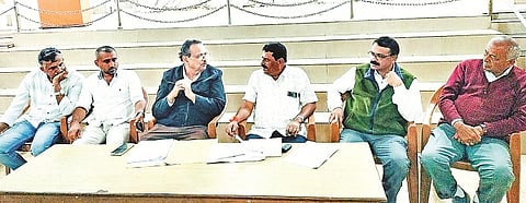  ಸೋಮವಾರಪೇಟೆಯ ಕೊಡವ ಸಮಾಜದಲ್ಲಿ ಆಯೋಜಿಸಿದ್ದ ಬಿಜೆಪಿ ಕಾನೂನು ಪ್ರಕೋಷ್ಠದ ಸಭೆಯಲ್ಲಿ ಮಾಜಿ ಸಚಿವ ಅಪ್ಪಚ್ಚ ರಂಜನ್ ಮಾತನಾಡಿದರು. ಮೇದಪ್ಪ, ಅಭಿಮನ್ಯುಕುಮಾರ್, ದೀಪಕ್, ಗೌತಮ್ ಇದ್ದರು.
				