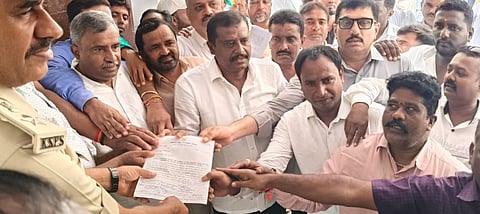 ಮುನಿರತ್ನ ಶಾಸಕ ಸ್ಥಾನದಿಂದ ಅನರ್ಹಕ್ಕೆ ಆಗ್ರಹಿಸಿ ಜಿಲ್ಲಾ ಕಾಂಗ್ರೆಸ್  ಪ್ರತಿಭಟನೆ