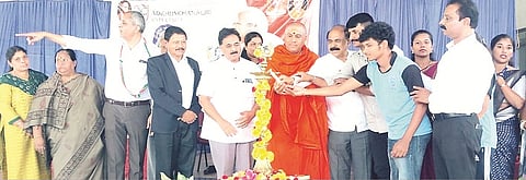 ಕಸ್ತೂರ ಬಾ ಗಾಂಧಿ ಆಶ್ರಮದಲ್ಲಿ ಆಯೋಜಿಸಿದ್ದ ಶಿಬಿರವನ್ನು ಶ್ರೀ ಶಂಭುನಾಥ ಸ್ವಾಮೀಜಿ ಉದ್ಘಾಟಿಸಿದರು. ಅನಂತಕುಮಾರ್, ವೊಡೆ.ಪಿ ಕೃಷ್ಣ, ಡಾ.ಸುಬ್ಬರಾವ್, ಜ್ಞಾನೇಶ್ವರಿ, ಪುಷ್ಪಾ ಮೇರಿ ಇದ್ದರು.