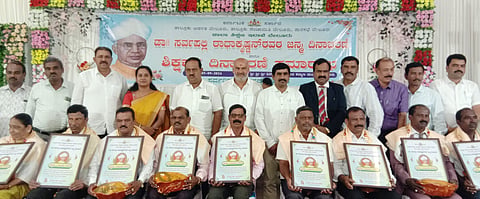 ಬೇಲೂರಿನಲ್ಲಿ ಆಯೋಜಿಸಿದ್ದ ಶಿಕ್ಷಕರ ದಿನಾಚರಣೆ ಸಮಾರಂಭದಲ್ಲಿ ನಿವೃತ್ತ ಶಿಕ್ಷಕರನ್ನು ಗೌರವಿಸಲಾಯಿತು. ಶಾಸಕ ಎಚ್.ಕೆ.ಸುರೇಶ್, ಸಯ್ಯದ್ ತೌಫಿಕ್ , ಶಿವಮರಿಯಪ್ಪ, ಧನಂಜಯ, ಜಗದೀಶ್, ಭಾರತೀಗೌಡ ಮತ್ತಿತರರಿದ್ದರು.