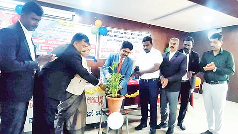 ಅರಕಲಗೂಡಿನಲ್ಲಿ ಆಯೋಜಿಸಿದ್ದ ಪೌಷ್ಟಿಕ ಆಹಾರ ದಿನದ ಕಾರ್ಯಕ್ರಮವನ್ನು ಹಿರಿಯ ಸಿವಿಲ್ ನ್ಯಾಯಾಧೀಶ ಬಿ. ಕೆ. ನಾಗೇಶಮೂರ್ತಿ ಉದ್ಘಾಟಿಸಿದರು. ಚಂಪಾಶ್ರೀ, ಶಂಕರಯ್ಯ, ವೆಂಕಟೇಶ್ ಇತರರು ಇದ್ದರು.

