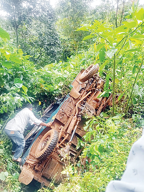 ರಸ್ತೆ ಬದಿಗೆ ಮಗುಚಿ ಬಿದ್ದ ಜೀಪು