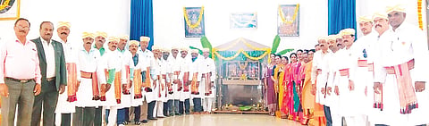ಮೈಸೂರಿನ ಕೊಡಗು ಗೌಡ ಸಮಾಜದ ವತಿಯಿಂದ ಮೈಸೂರು ನಗರದಲ್ಲಿ ಆಯೋಜಿಸಲಾಗಿದ್ದ ಕೈಲ್ ಮುಹೂರ್ತ ಸಮಾರಂಭದಲ್ಲಿ ಕೊಡಗಿನ ಸಂಪ್ರದಾಯದಂತೆ ಆಯುಧ ಪೂಜೆ ನೆರವೇರಿಸಲಾಯಿತು.