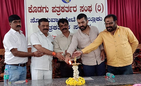 ಸೋಮವಾರಪೇಟೆ ಪತ್ರಿಕಾಭವನದಲ್ಲಿ ಏರ್ಪಡಿಸಿದ್ದ ಕೊಡಗು ಜಿಲ್ಲಾ ಪತ್ರಕರ್ತರ ಸಂಘದ ತಾಲೂಕು ಘಟಕ ಪದಾಧಿಕಾರಿಗಳ ಪದಗ್ರಹಣ ಕಾರ್ಯಕ್ರಮವನ್ನು ಶಾಸಕ ಡಾ.ಮಂತರ್‌ಗೌಡ ಉದ್ಘಾಟಿಸಿದರು. ಅಪ್ಪಚ್ಚು ರಂಜನ್, ಹರೀಶ್, ಮುರುಳೀಧರ್, ಮಂಡಿಬೆಲೆ ರಾಜಣ್ಣ ಇದ್ದರು.
