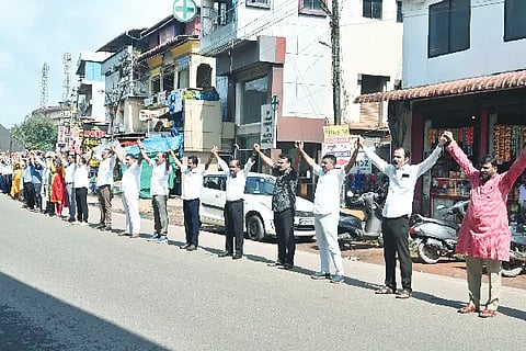 Btw_Human-chain