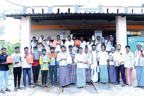Hadagali protest by milk producers