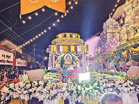 ವಿರಾಜಪೇಟೆ ನಗರದಲ್ಲಿ ಐತಿಹಾಸಿಕ ಗೌರಿ-ಗಣೇಶೋತ್ಸದ ಸಾಮೂಹಿಕ ಮೆರವಣಿಗೆ ಎಲ್ಲರ ಗಮನ ಸೆಳೆಯಿತು.