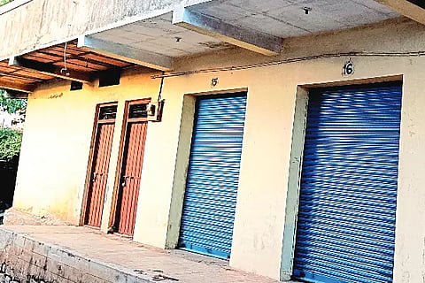 Jagaluru, toilet, lock,