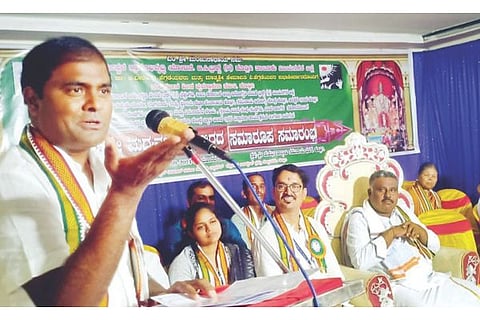ಕೂಡ್ಲಿಗಿಯಲ್ಲಿ ಶ್ರೀಕ್ಷೇತ್ರ ಧರ್ಮಸ್ಥಳ ಗ್ರಾಮಾಭಿವೃದ್ಧಿ ಯೋಜನೆಯಡಿ ಏರ್ಪಡಿಸಿದ್ದ ಮದ್ಯ ವರ್ಜನ ಶಿಬಿರದಲ್ಲಿ ಶಾಸಕ ಡಾ.ಎನ್.ಟಿ.ಶ್ರೀನಿವಾಸ್ ಮಾತನಾಡಿದರು. ಕಾನಾಮಡುಗು ದಾಸೋಹ ಮಠದ ಧರ್ಮಾಧಿಕಾರಿ ಐಮುಡಿ ಶರಣಾರ್ಯರು, ಗ್ರೇಡ್ 2 ತಹಸೀಲ್ದಾರ್ ವಿ.ಕೆ.ನೇತ್ರಾವತಿ, ನಟರಾಜ ಬಾದಾಮಿ, ಬಣಕಾರ ವೀರಣ್ಣ, ಬ್ಯಾಳಿ ಗೌರಮ್ಮ ಇದ್ದರು.