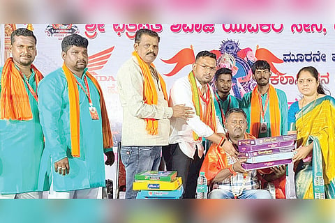 Manavi tribute to civic workers