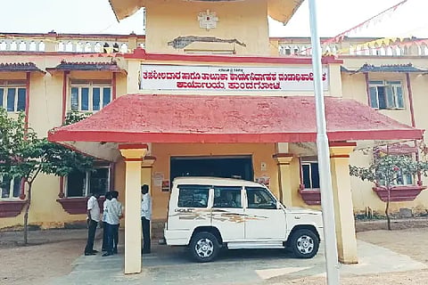 Menace of middlemen in Kundagola Tehsildar office