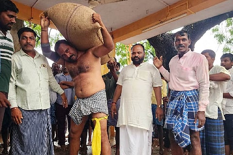 Shivraj lifted a bag of 145 kg of corn