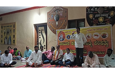 The villagers of Evanagi are ready to pull Kannadambe theru