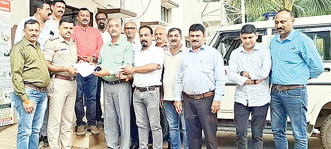 ನಾಪೋಕ್ಲು ಕೊಡವ ಸಮಾಜ ರಸ್ತೆಯಲ್ಲಿ ವಾಹನ ನಿಲುಗಡೆ ವ್ಯವಸ್ಥೆ ಸುಗಮಗೊಳಿಸಬೇಕೆಂದು ಒತ್ತಾಯಿಸಿ ಕೊಡವ ಸಮಾಜದ ಪ್ರಮುಖರು ನಾಪೋಕ್ಲು ಠಾಣಾಧಿಕಾರಿಗೆ ಮನವಿ ಪತ್ರ ಸಲ್ಲಿಸಿದರು. ಮುಂಡಂಡ ಸಿ.ನಾಣಯ್ಯ, ಕರವಂಡ ಲವ ನಾಣಯ್ಯ, ಕುಲ್ಲೇಟಿರ ಅಜಿತ್ ನಾಣಯ್ಯ, ಮಾಚೇಟಿರ ಕುಶಾಲಪ್ಪ (ಕುಶು) ಇದ್ದರು.