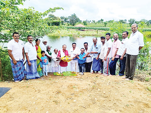 ಅರಕಲಗೂಡು ತಾ. ಮುದ್ದನಹಳ್ಳಿಯ ಮರಳಕಟ್ಟೆ ಕೆರೆ ಭರ್ತಿಯಾಗಿರುವುದರಿಂದ ಜೆಡಿಎಸ್ ಮುಖಂಡ ಎಂ.ಎಸ್. ರಮೇಶ್ ನೇತೃತ್ವದಲ್ಲಿ ಭಾನುವಾರ ಬಾಗಿನ ಸಲ್ಲಿಸಲಾಯಿತು. ತಾಪಂ ಮಾಜಿ ಅಧ್ಯಕ್ಷ ಎಂ.ಎಸ್. ಯೋಗೇಶ್, ಗ್ರಾಪಂ ಮಾಜಿ ಅಧ್ಯಕ್ಷ ಎಂ.ಎಸ್. ಶಿವರಾಮ, ಮುಖಂಡರಾದ ಎಂ. ಲಕ್ಷ್ಮಣಗೌಡ, ಸುಶೀಲಮ್ಮ, ನಿವೃತ್ತ ಪೊಲೀಸ್ ಕೃಷ್ಣೇಗೌಡ, ವಕೀಲ ಗಿರೀಶ್ ಮುದ್ದನಹಳ್ಳಿ, ಎಂ.ಕೆ. ರಘು, ಎಂ.ಸಿ.ಅರುಣ್ ಕುಮಾರ್, ಎಂ.ನಂಜುಂಡೇಗೌಡ, ಎಂ.ಎನ್. ಪ್ರಮೋದ್ ಕುಮಾರ್, ಹೆಬ್ಬಾಲೆ ಚಂದ್ರು ಇದ್ದರು.