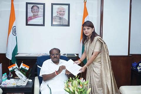chaitra-kotarkar-meets-hdk