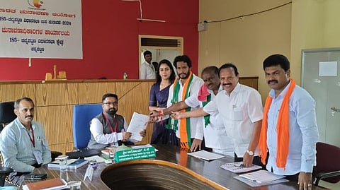 ನಾಮಪತ್ರ ಸಲ್ಲಿಕೆ (4)