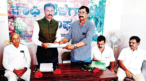 ಸೋಮವಾರಪೇಟೆ ಕಾಫಿ ಬೆಳೆಗಾರರ ಸಂಘದ ಕಚೇರಿಗೆ ಭಾರತ ಕಾಫಿ ಮಂಡಳಿ ಅಧ್ಯಕ್ಷ ಎಂ.ಜೆ.ದಿನೇಶ್ ಭೇಟಿ ನೀಡಿದ ಸಂದರ್ಭ ತಾಲೂಕು ಕಾಫಿ ಬೆಳೆಗಾರರ ಸಂಘದ ಅಧ್ಯಕ್ಷ ಮೋಹನ್ ಬೋಪಣ್ಣ ಮನವಿ ಸಲ್ಲಿಸಿದರು. ಮೇದಪ್ಪ, ಮಂಜುನಾಥ್, ಕಿಶೋರ್ ಇತರರು ಇದ್ದರು.