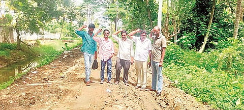 ಮದ್ದೂರು ಪಟ್ಟಣದಿಂದ ಚನ್ನಸಂದ್ರಕ್ಕೆ ಹೋಗುವ ಕೆಮ್ಮಣ್ಣು ನಾಲೆಯ ಪಕ್ಕದ ರಸ್ತೆಯನ್ನು ದುರಸ್ತಿಗೊಳಿಸುವಂತೆ ಆಗ್ರಹಿಸಿ ಸ್ಥಳೀಯರು ಪ್ರತಿಭಟನೆ ನಡೆಸಿದರು. ಲಕ್ಷ್ಮಣ್‌ಚನ್ನಸಂದ್ರ, ಜಗದೀಶ್, ಸುದೀಪ್, ರವಿ, ರಾಘವೇಂದ್ರ ಇದ್ದರು. 