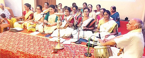  ಮದ್ದೂರು ಪಟ್ಟಣದ ಪುರಾಣ ಪ್ರಸಿದ್ಧ ಶ್ರೀ ಕಾಶಿ ವಿಶ್ವೇಶ್ವರಸ್ವಾಮಿ ದೇವಸ್ಥಾನದಲ್ಲಿ ಶ್ರುತಿಸಾಗರ ಭಜನಾ ಮಂಡಳಿಯಿಂದ ಭಜನಾ ಕಾರ್ಯಕ್ರಮ ನಡೆಯಿತು.