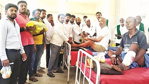 ರೈತ ಸಂಘದ ವತಿಯಿಂದ ಮದ್ದೂರಿನ ಗುರುಶಾಂತಪ್ಪ ಸರ್ಕಾರಿ ಆಸ್ಪತ್ರೆಯ ಒಳ ರೋಗಿಗಳಿಗೆ ಹಣ್ಣು ಹಂಪಲು ವಿತರಣೆ ಮಾಡಲಾಯಿತು, ಉಮೇಶ್, ಅಲೋಕ, ಶಂಕರೇಗೌಡ, ವಿನೋದ್‌ಬಾಬು, ಸಿದ್ದೇಗೌಡ ಇದ್ದರು. 