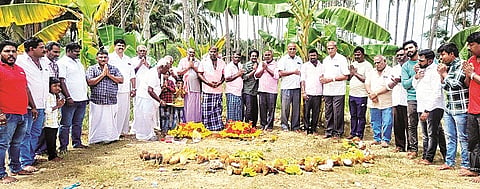ಕಿಕ್ಕೇರಿಯಲ್ಲಿ ಬೆಳ್ಳಾಳ ಒಕ್ಕಲಿಗ ಸಮುದಾಯದವರು ಮಂಗಳವಾರ ವೀರಭದ್ರೇಶ್ವರ ಸ್ವಾಮಿ ವಾರ್ಷಿಕ ಪೂಜಾ ಹಬ್ಬವನ್ನು ಆಚರಿಸಿದರು. ಕೆ.ಜಿ.ಪುಟ್ಟರಾಜು, ಜಯಪಾಲ್, ಚಂದ್ರಶೇಖರಯ್ಯ, ಇಂದ್ರೇಶ್, ಪಾಪಣ್ಣ, ಅಣ್ಣಯ್ಯ ಮತ್ತಿತರರಿದ್ದರು.