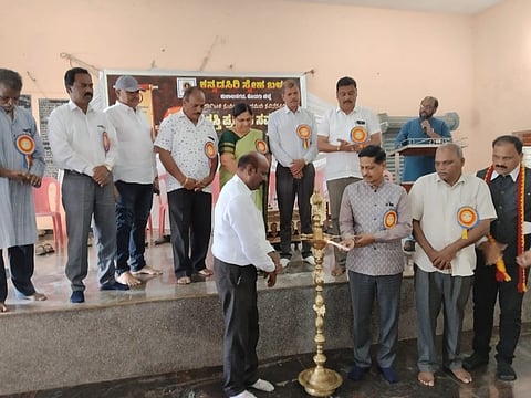 ಕುಶಾಲನಗರದ ಕನ್ನಡ ಸಿರಿ ಸ್ನೇಹ ಬಳಗದ ಆಶ್ರಯದಲ್ಲಿ ಏರ್ಪಡಿಸಿದ್ದ ಸಾಧಕ ಶಿಕ್ಷಕರಿಗೆ ’ಶಿಕ್ಷಕ ಸಿರಿ’ ಪ್ರಶಸ್ತಿ ಪ್ರದಾನ ಸಮಾರಂಭವನ್ನು ಕೊಡಗು ವಿವಿ ಕುಲಪತಿ ಡಾ. ಅಶೋಕ ಸಂಗಪ್ಪ ಆಲೂರ ಉದ್ಘಾಟಿಸಿದರು. ಲೋಕೇಶ್ ಸಾಗರ್, ಭಾಗ್ಯಮ್ಮ, ಭಾರದ್ವಾಜ್ ಕೆ. ಆನಂದತೀರ್ಥ, ಚೇತನ್ ಮತ್ತಿತರರು ಇದ್ದರು.