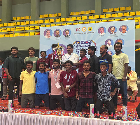 ಕುಶಾಲನಗರದ ಟಿಲ್ಲು ನೇತೃತ್ವದ ತಂಡ ದಸರಾ ಫುಟ್ಬಾಲ್‌ನಲ್ಲಿ ಚಾಂಪಿಯನ್ ಆಗಿ ಹೊರಹೊಮ್ಮಿದೆ. ತಂಡದ ಆಟಗಾರರು ಇದ್ದಾರೆ.