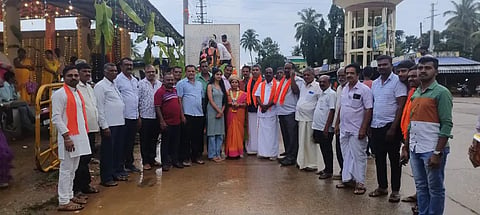ಎನ್.ಆರ್.ಪುರದಲ್ಲಿ ಶ್ರೀದೇವಿ ವಿಗ್ರಹದ ಮೆರವಣಿಗೆಯಲ್ಲಿ ತಹಸೀಲ್ದಾರ್ ತನುಜಾ ಟಿ. ಸವದತ್ತಿ, ಜಿ.ದಿವಾಕರ, ಪ್ರಶಾಂತ ಶೆಟ್ಟಿ, ಟಿ.ಎಂ.ನಾಗರಾಜ್, ಪಿ.ಆರ್.ಸದಾಶಿವ ಇತರರಿದ್ದರು.