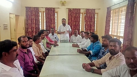 ತಿ.ನರಸೀಪುರದ ಕಬಿನಿ ಅತಿಥಿ ಗೃಹದಲ್ಲಿ ಸೋಮವಾರ ಆಯೋಜಿಸಿದ್ದ ಸಭೆಯಲ್ಲಿ ಆಲಗೂಡು ಶಿವಕುಮಾರ್ ಮಾತನಾಡಿದರು. ಯಾಚೇನಹಳ್ಳಿ ಸೋಮಶೇಖರ್, ಕುಕ್ಕೂರು ರಾಜು, ಉಮೇಶ್, ನಾಗರಾಜ್ ಮೂರ್ತಿ ಇತರರು ಇದ್ದರು.