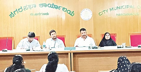  ನಂಜನಗೂಡಿನ ನಗರಸಭೆ ಆವರಣದಲ್ಲಿ ಶಾಸಕ ದರ್ಶನ್ ಧ್ರುವನಾರಾಯಣ ನೇತೃತ್ವದಲ್ಲಿ ಮಂಗಳವಾರ ಸಾಮಾನ್ಯ ಸಭೆ ನಡೆಯಿತು. ನಂಜುಂಡಸ್ವಾಮಿ, ಶ್ರೀಕಂಠು, ರಿಯಾನಾ ಬಾನು ಇದ್ದರು.
