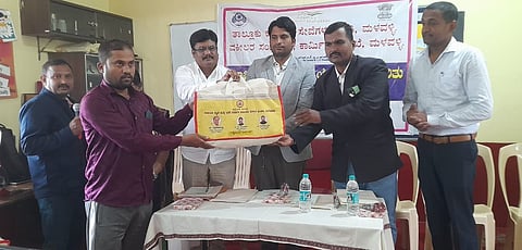  ಮಳವಳ್ಳಿ ಪಟ್ಟಣದ ಶಿಕ್ಷಕರ ಕಲಿಕಾ ಕೇಂದ್ರದಲ್ಲಿ ಮಂಗಳವಾರ ಆಯೋಜಿಸಿದ್ದ ಕಾರ್ಮಿಕ ಕಾಯ್ದೆ ಕುರಿತ ಕಾರ್ಯಾಗಾರದಲ್ಲಿ ಪ್ರಧಾನ ಸಿವಿಲ್ ನ್ಯಾಯಾಧೀಶ ಸಚಿನ್ ಕುಮಾರ್ ಶಿವಪೂಜಿ ಅವರು ಫಲಾನುಭವಿ ಕಾರ್ಮಿಕರಿಗೆ ಉದ್ಯೋಗ ಪರಿಕರಗಳ ಕಿಟ್ ವಿತರಿಸಿದರು. ಸುಭಾಷ್, ಅನಿತಾ, ಶ್ರೀಕಂಠಸ್ವಾಮಿ, ಹೇಮಂತ್ ಇತರರು ಇದ್ದರು.
