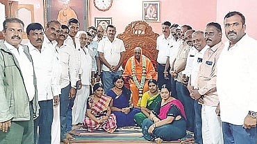 ತಿ.ನರಸೀಪುರ ತಾಲೂಕಿನ ವಾಟಾಳು ಗ್ರಾಮದಲ್ಲಿರುವ ಶ್ರೀ ಸೂರ್ಯ ಸಿಂಹಾಸನ ಮಠದಲ್ಲಿ ಅಖಿಲ ಭಾರತ ವೀರಶೈವ ಮಹಾಸಭಾದ ನೂತನ ಅಧ್ಯಕ್ಷ ಹಾಗೂ ನಿರ್ದೇಶಕರು ಪದಗ್ರಹಣ ಮಾಡಿದರು. ಸಿದ್ದಲಿಂಗ ಶಿವಾಚಾರ್ಯ ಸ್ವಾಮೀಜಿ, ಹಿನಕಲ್ ಬಸವರಾಜ್, ಸಿ.ಎಂ.ಪ್ರಕಾಶ್, ತೊಟ್ಟವಾಡಿ ಮಹದೇವಸ್ವಾಮಿ, ಎಸ್.ಕೆ.ಕಿರಣ್ ಇತರರು ಇದ್ದರು.