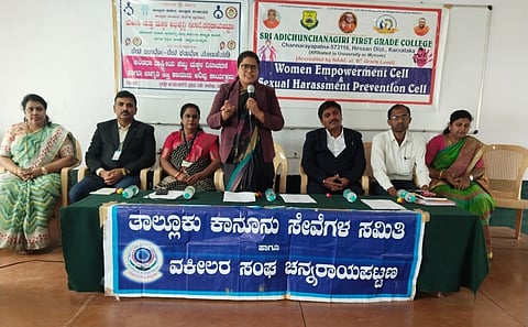 ಚನ್ನರಾಯಪಟ್ಟಣದ ಆದಿಚುಂಚನಗಿರಿ ಸಮೂಹ ಶಿಕ್ಷಣ ಸಂಸ್ಥೆಗಳ ಆವರಣದಲ್ಲಿ ವಿವಿಧ ಇಲಾಖೆ ಸಹಯೋಗದಲ್ಲಿ ಆಯೋಜಿಸಲಾಗಿದ್ದ ಅಂತರರಾಷ್ಟ್ರೀಯ ಹೆಣ್ಣು ಮಕ್ಕಳ ದಿನಾಚರಣೆ ಮತ್ತು ಕಾನೂನು ಅರಿವು ಕಾರ್ಯಕ್ರಮದಲ್ಲಿ ಹಿರಿಯ ಸಿವಿಲ್ ನ್ಯಾಯಾಧೀಶೆ ಎ.ಅರುಣ್ ಕುಮಾರಿ ಮಾತನಾಡಿದರು.