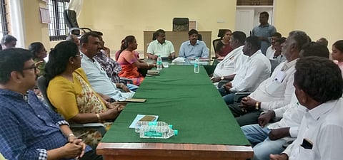 ಚನ್ನರಾಯಪಟ್ಟಣದ ತಾಲೂಕು ಕಚೇರಿಯಲ್ಲಿ ಆಯೋಜಿಸಿದ್ದ ರಾಜ್ಯೋತ್ಸವ ಆಚರಣೆಯ ಪೂರ್ವಭಾವಿ ಸಭೆಯಲ್ಲಿ ಶಾಸಕ ಸಿ.ಎನ್.ಬಾಲಕೃಷ್ಣ ಮಾತನಾಡಿದರು. ವಿ.ಎಸ್.ನವೀನ್ ಕುಮಾರ್, ಕೆ.ಎನ್. ಬನಶಂಕರಿ ರಘು, ರಾಣಿಕೃಷ್ಣ, ಎಚ್.ಎನ್ ದೀಪಾ, ಅನಿತಾ, ವಿವಿಧ ಸಂಘಟನೆಗಳ ಪದಾಧಿಕಾರಿಗಳಾದ ದಂಡೋರ ಮಂಜುನಾಥ್, ಚ.ನಾ.ಅಶೋಕ್, ಜ್ಞಾನದರ್ಶಿನಿ ಮಹಾದೇವ್, ಶಂಕರಲಿಂಗೇಗೌಡ, ಕಬ್ಬಾಳು ಮಹೇಶ್ ಇತರರು ಇದ್ದರು.