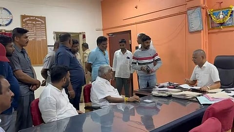 ಆರ್.ಟಿ.ಓ ಕಚೇರಿಗೆ ಮಾಜಿ ಸಚಿವ ಎಚ್.ಡಿ.ರೇವಣ್ಣ ಭೇಟಿ