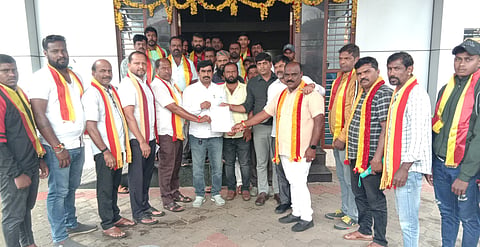 ಬೇಲೂರು ಪಟ್ಟಣದಲ್ಲಿ ಅಂಗಡಿ ಮುಂಗಟ್ಟುಗಳ ನಾಮ ಫಲಕದಲ್ಲಿ ಶೇ.60ರಷ್ಟು ಕನ್ನಡ ಭಾಷೆ ಬಳಸಬೇಕು ಎಂದು ಆಗ್ರಹಿಸಿ ಕರವೇ(ನಾರಾಯಣ ಗೌಡ)ಬಣದ ಪದಾಧಿಕಾರಿಗಳು ಪುರಸಭೆ ಅಧ್ಯಕ್ಷರಿಗೆ ಮನವಿ ಸಲ್ಲಿಸಿದರು.