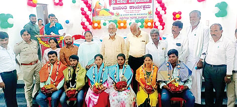 ಅರಕಲಗೂಡು ಪಟ್ಟಣದಲ್ಲಿ ಗುರುವಾರ ಆಯೋಜಿಸಿದ್ದ ಮಹರ್ಷಿ ವಾಲ್ಮೀಕಿ ಜಯಂತಿ ಕಾರ್ಯಕ್ರಮದಲ್ಲಿ ಪ್ರತಿಭಾವಂತ ವಿದ್ಯಾರ್ಥಿಗಳನ್ನು ಸನ್ಮಾನಿಸಲಾಯಿತು. ಎ. ಮಂಜು, ಸೌಮ್ಯ, ಸುಭಾನ ಷರೀಫ್, ರಶ್ಮಿ, ರವಿಕುಮಾರ್ ಇತರರು ಇದ್ದರು.
