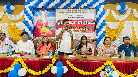 ಸಕಲೇಶಪುರ ಪಟ್ಟಣದ ತಾಪಂ ಸಭಾಂಗಣದಲ್ಲಿ ಆಯೋಜಿಸಿದ್ದ ವಾಲ್ಮೀಕಿ ಜಯಂತಿ ಕಾರ್ಯಕ್ರಮದಲ್ಲಿ ಶಾಸಕ ಸಿಮೆಂಟ್ ಮಂಜು ಮಾತನಾಡಿದರು.