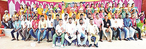 ಕೆ.ಆರ್.ಪೇಟೆ ತಾಲೂಕಿನ ಅಕ್ಕಿಹೆಬ್ಬಾಳು ಗ್ರಾಮದ ಸರ್ಕಾರಿ ಪದವಿ ಪೂರ್ವ ಕಾಲೇಜಿನ ಪ್ರೌಢಶಾಲಾ ವಿಭಾಗದಲ್ಲಿ ಆಯೋಜಿಸಿದ್ದ ಗುರುವಂದನೆ ಹಾಗೂ ಸ್ನೇಹ ಸಮ್ಮಿಲನ ಕಾರ್ಯಕ್ರಮದಲ್ಲಿ ಹಳೆಯ ವಿದ್ಯಾರ್ಥಿಗಳು ಪಾಲ್ಗೊಂಡಿದ್ದರು.
